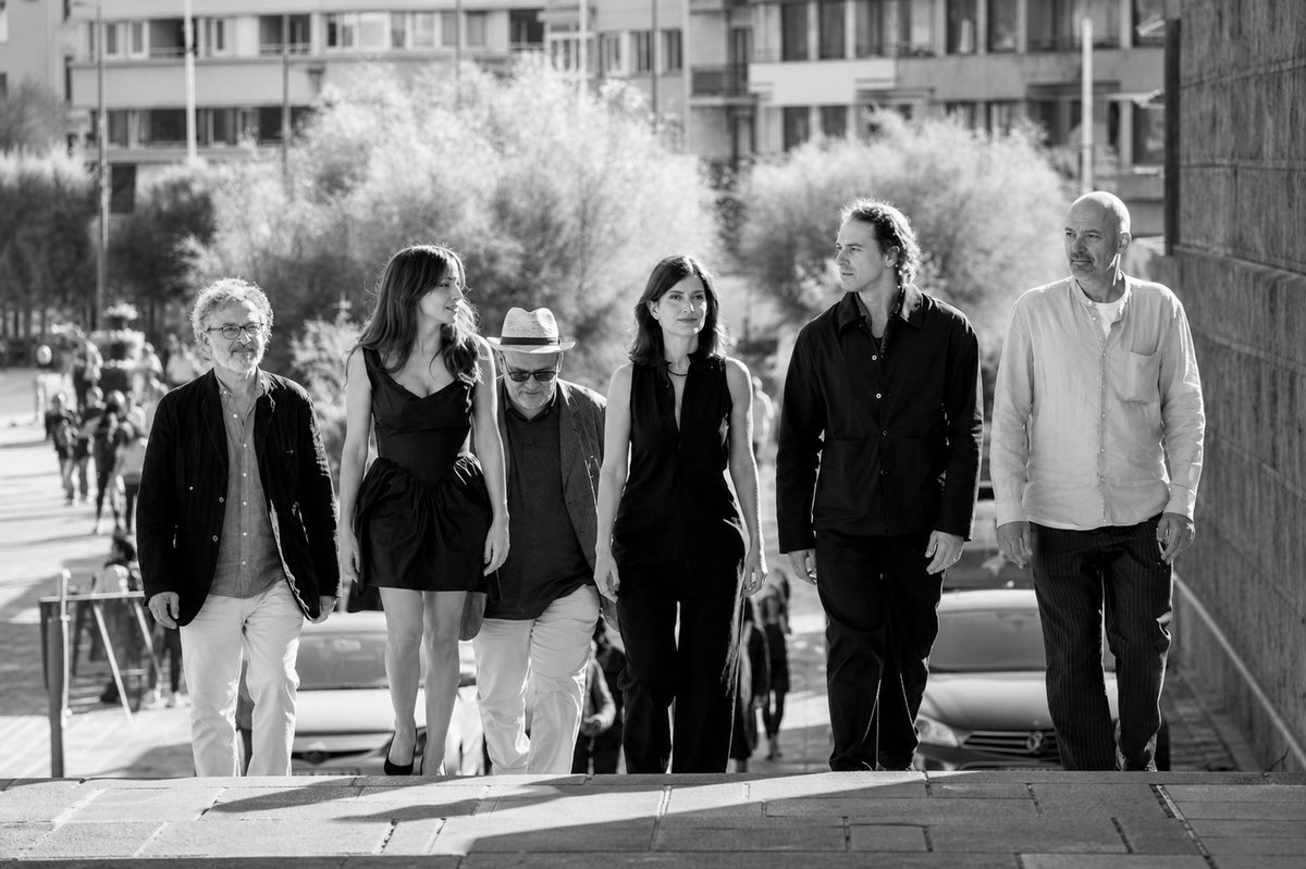federicgozalo's tweet photo. [ SOUNDTRACK FOR AN ARRIVAL — 74th SSIFF ]

«What’s Your Hurry to Get Nowhere» — Şevket Akıncı (Camera Obscura).

Caminar despacio hacia el foco cuando el cine que traes bajo el brazo habla del agua, de los pueblos sepultados y de la pérdida. Yeşim Ustaoğlu y su equipo en Donostia.

Frente al ruido del certamen, la lentitud deliberada del sonido.

🎬 Zurriola, septiembre de 2026.