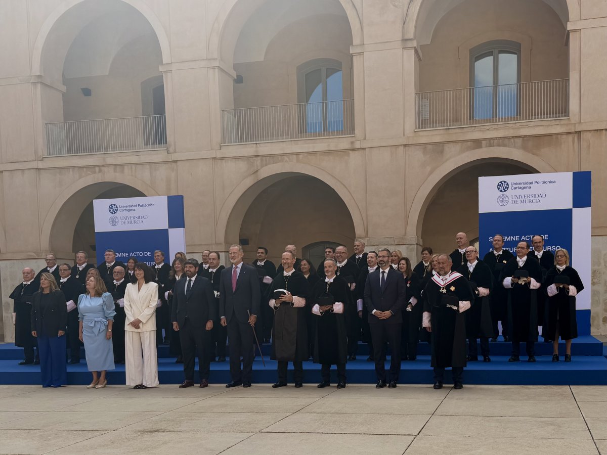 UCAM's tweet photo. 🎓 Comienza el Solemne Acto de Apertura del Curso Académico 2026/2027 de las Universidades Españolas, presidido por S.M. el Rey Felipe VI en la @UPCToficial

👑 La rectora de la UCAM, Josefina García, está presente en este encuentro institucional de referencia, junto a autoridades, docentes, estudiantes y una treintena de rectores de universidades españolas

📚 La ceremonia marca el inicio oficial del año universitario en España