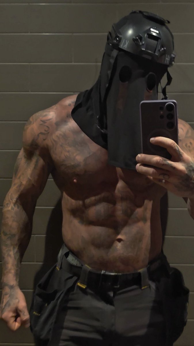 konig_booktok's tweet photo. König is real 👀 💪 

#König #callofduty #konig #biceps #abs #cosplay #cosplayer #tattoos https://t.co/aMdg25CmCx