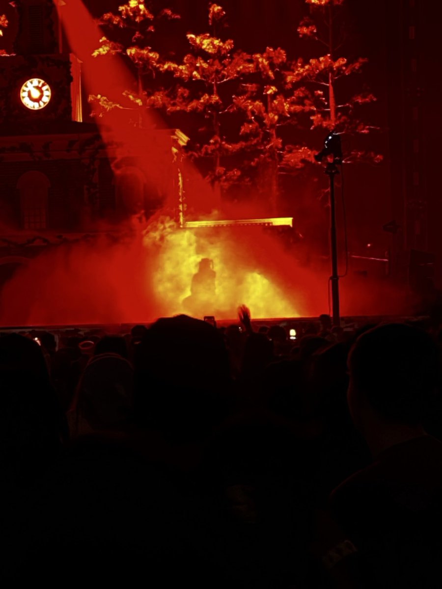 Xenofave's tweet photo. @Vida_the_Vidal The way he was in the smoke with the light, the aura was insane and Chicago Night 1 was UNFORGETTABLE https://t.co/EzHOAJ9bfg