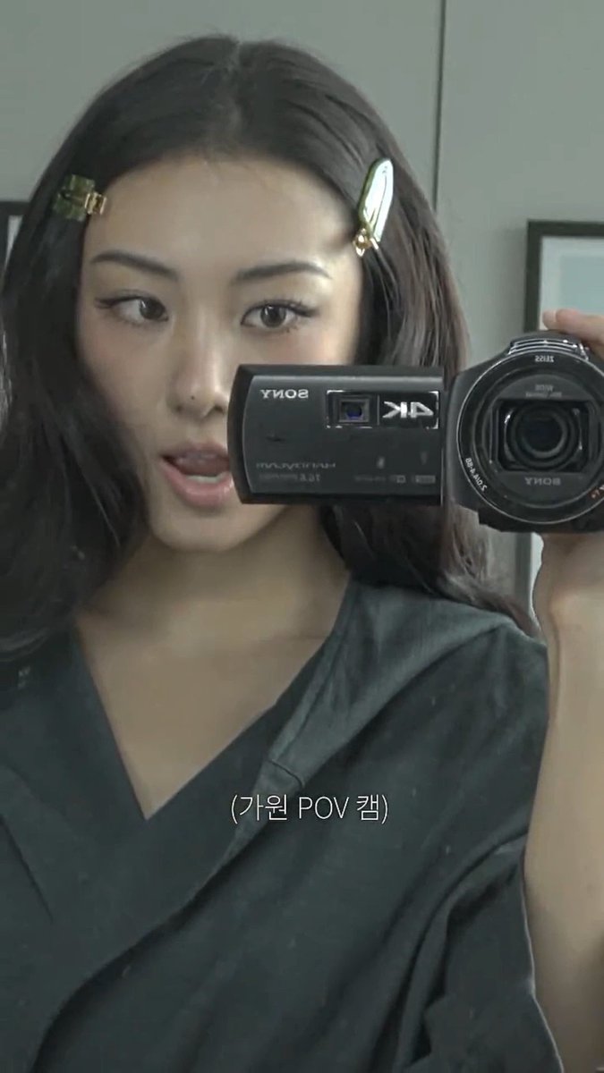 A woman with hair clips films a POV video with a 4K Sony camcorder, with Korean text '(가원 POV 컷)' visible at the bottom.