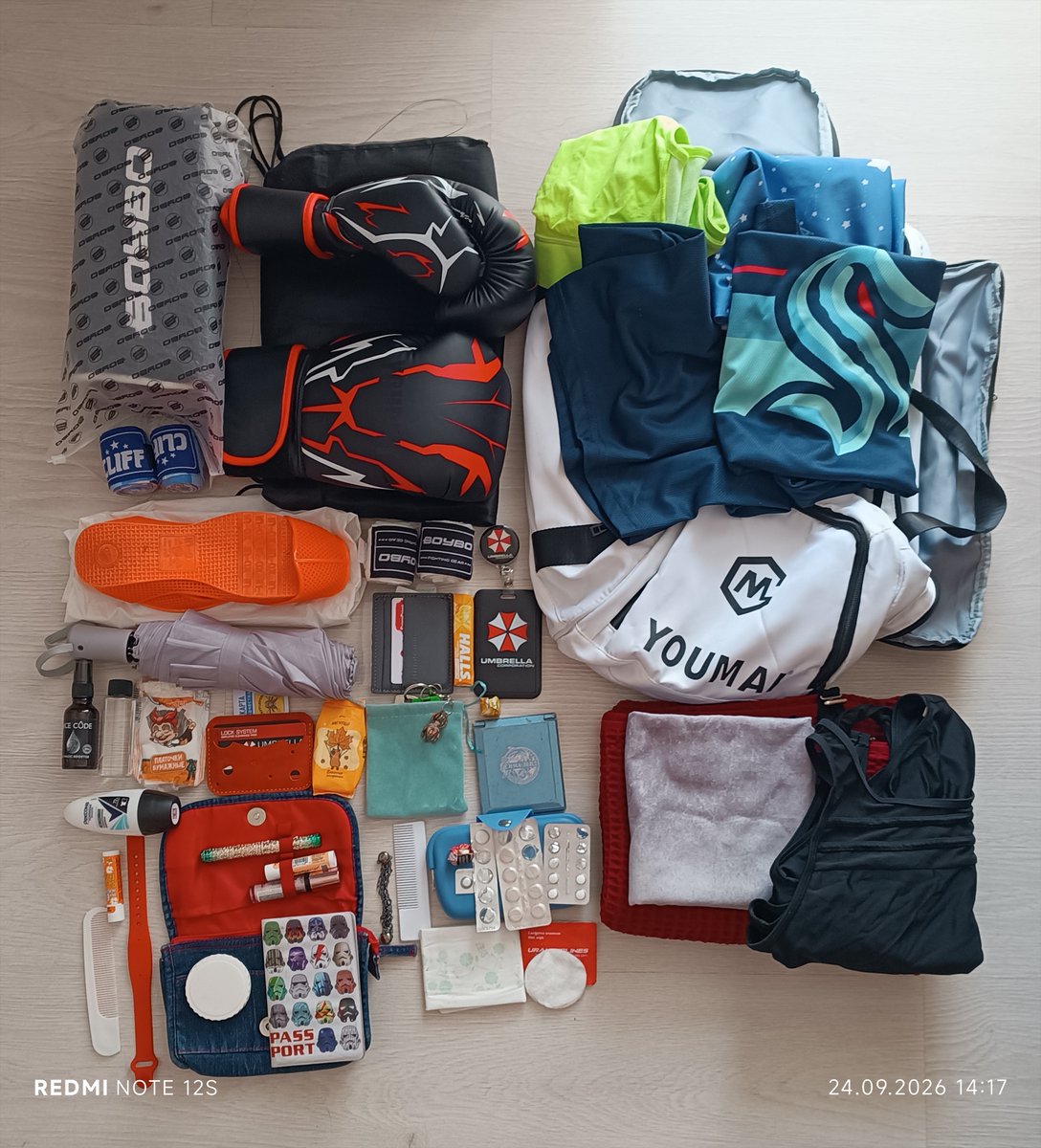 Grizzlyhare1's tweet photo. What's in my bag 
#hudfluence
Прямо сейчас в скане не хватает ещё нескольких вещей типа "бутылки", но и фиг с ними. И да, я три раза в неделю из пяти хожу с такой на работу 😂 https://t.co/aOdCtnWUtB