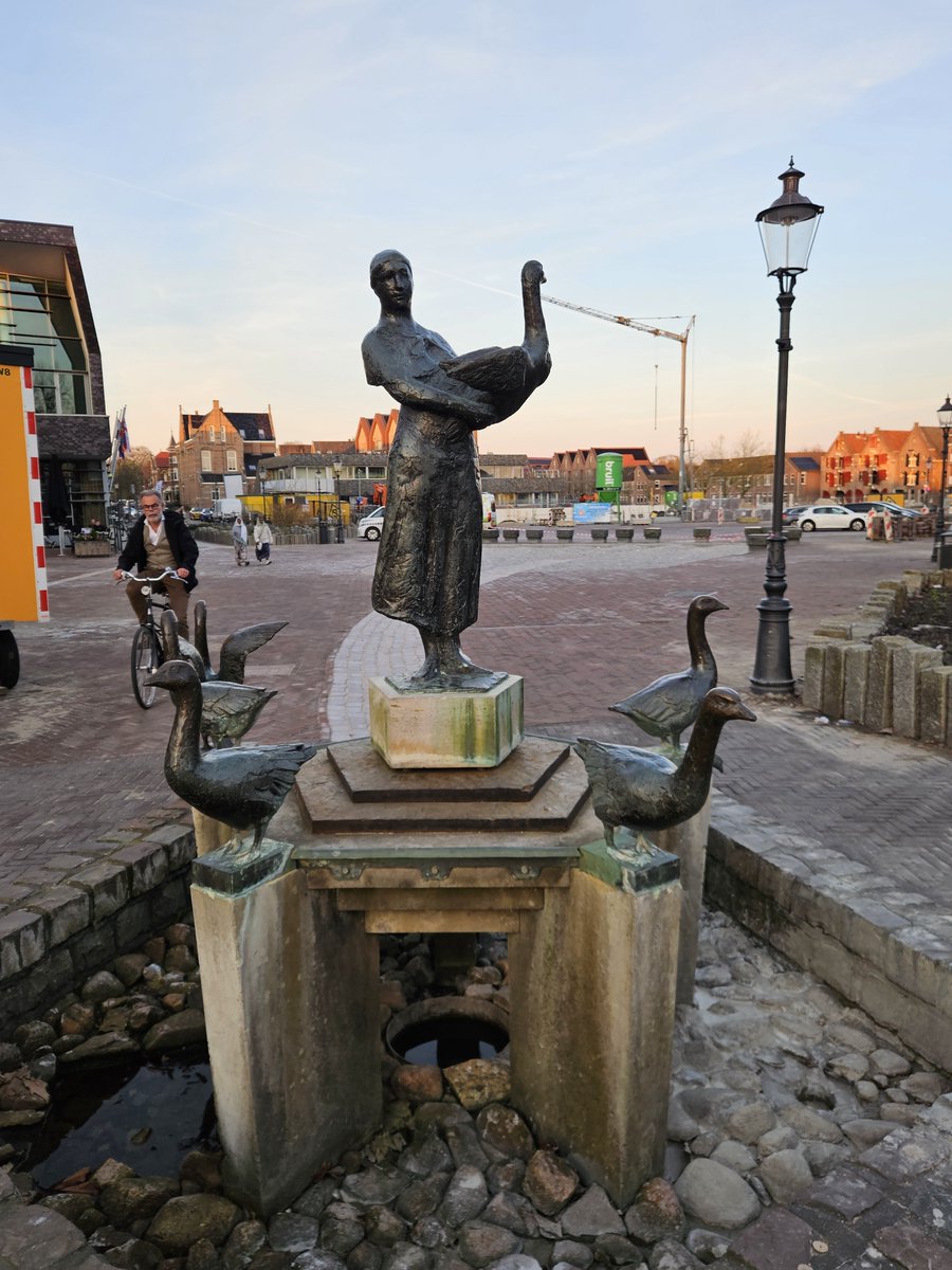 AnitaPeeters's tweet photo. @DMaandag #SeptemberWeer #fotochallenge
Sinds 1975 staat er op de Brink in Deventer een bronzen standbeeld van Albert Schweitzer. Gemaakt door kunstenaar Pieter de Monchy.
#Dag24 is het thema een #standbeeld of een #beeld van iets hebben https://t.co/GkVOUXedId