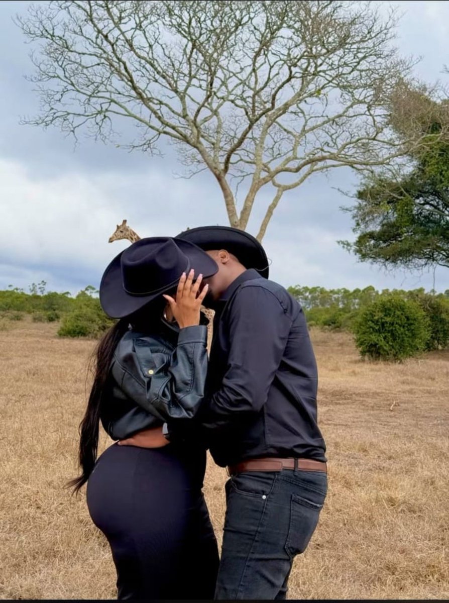 _Sakko's tweet photo. Luo x Kamba huwanga a perfect match . Ama Luo x Swahili babe . Ona vile they are happy . Buana any beautiful single kamba lady without a child age 23-28 kindly hit my dm we re create this forever . Ata kama hujasoma ,hauna kazi,hauna pesa etc  usijali tutatumia zangu https://t.co/hSF5vLMQSJ