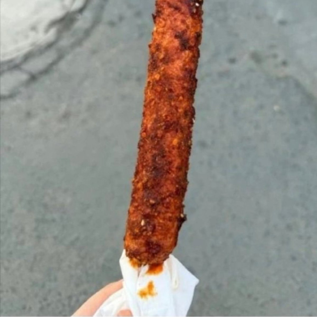 sfzvgg's tweet photo. 红绿色盲太可怕了 本来想减脂吃一根黄瓜 却误食了一根烤肠🥺 https://t.co/oXTqZ5fIVr