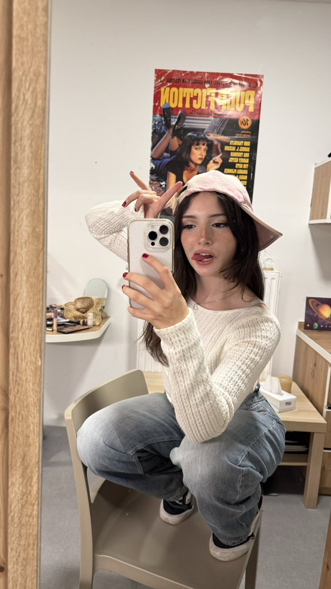sarablazyy's tweet photo. 50% du temps je suis habillée comme une princesse et l’autre 50% comme une SDF #polyvalente #outfit #swag https://t.co/jAvB62oVQ9