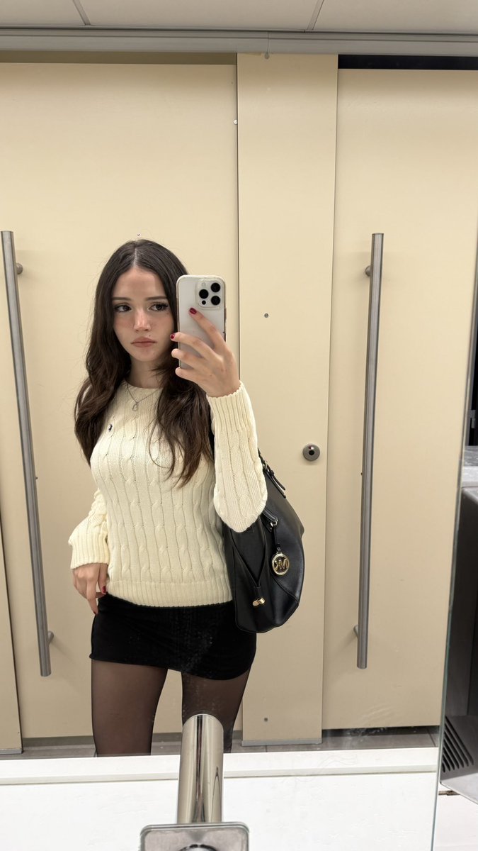 sarablazyy's tweet photo. 50% du temps je suis habillée comme une princesse et l’autre 50% comme une SDF #polyvalente #outfit #swag https://t.co/jAvB62oVQ9