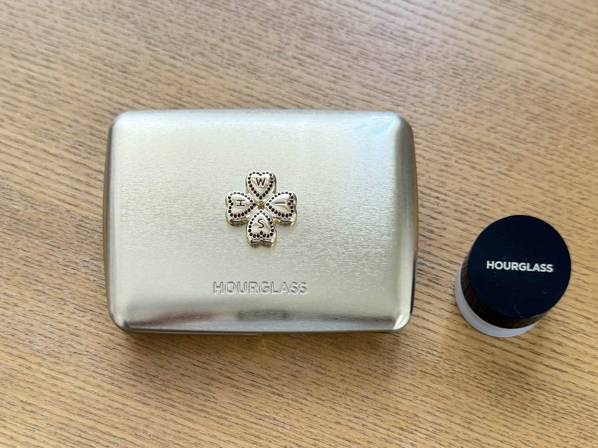 camel38878's tweet photo. hourglassのホリデーパレ来た
去年なんで買わなかったんだろ
まぁ病気でそれどころじゃなかったんだけど
今年も相変わらず痙性斜頸だし
むしろ去年より悪いし
そのせいでメンタルも死んでるけど
コスメはかわいい https://t.co/GvyYksGaVV