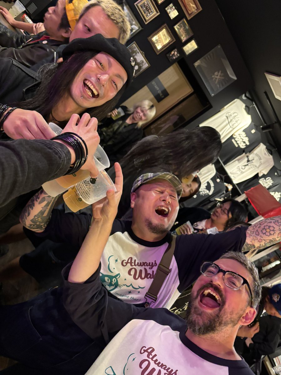 KRAZY_KOOL_KAT_'s tweet photo. 先日初めて観たBUENOS CAMINOSがめちゃめちゃカッコよくて絶対また観たいし対バンしたい⚡︎

久しぶりに凄く嬉しい出会いができた酔い夜でした〜☆ https://t.co/K611PTwraR