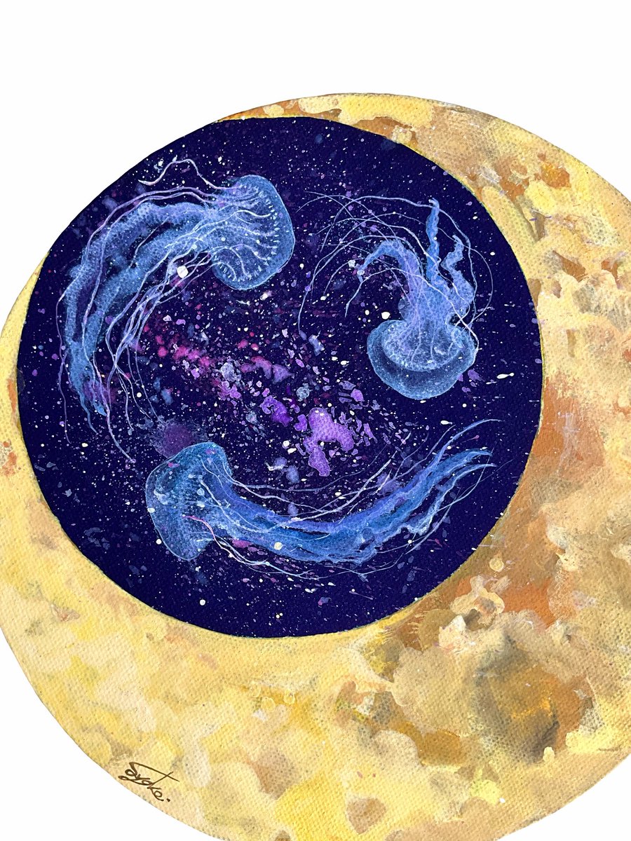 shokorian0122's tweet photo. 「Moon」（直径20cm円形）
キャンバスにアクリル

星空をたゆたうクラゲたちを描きました🌙🌌

#イラスト
#絵柄が好みって人にフォローされたい https://t.co/SoxzYHdSvD
