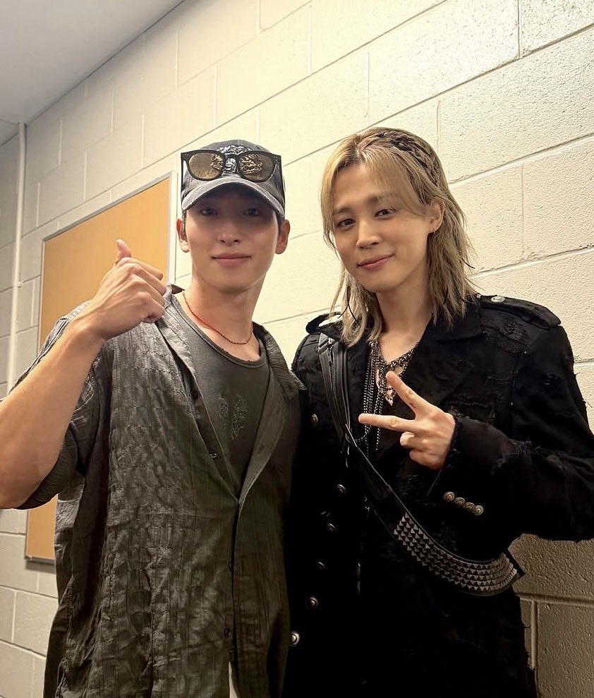 ONIGIRIMAN34's tweet photo. 元祖推しと現推しのツーショット、職場のトイレで5度見した https://t.co/1WbuUaqmtC