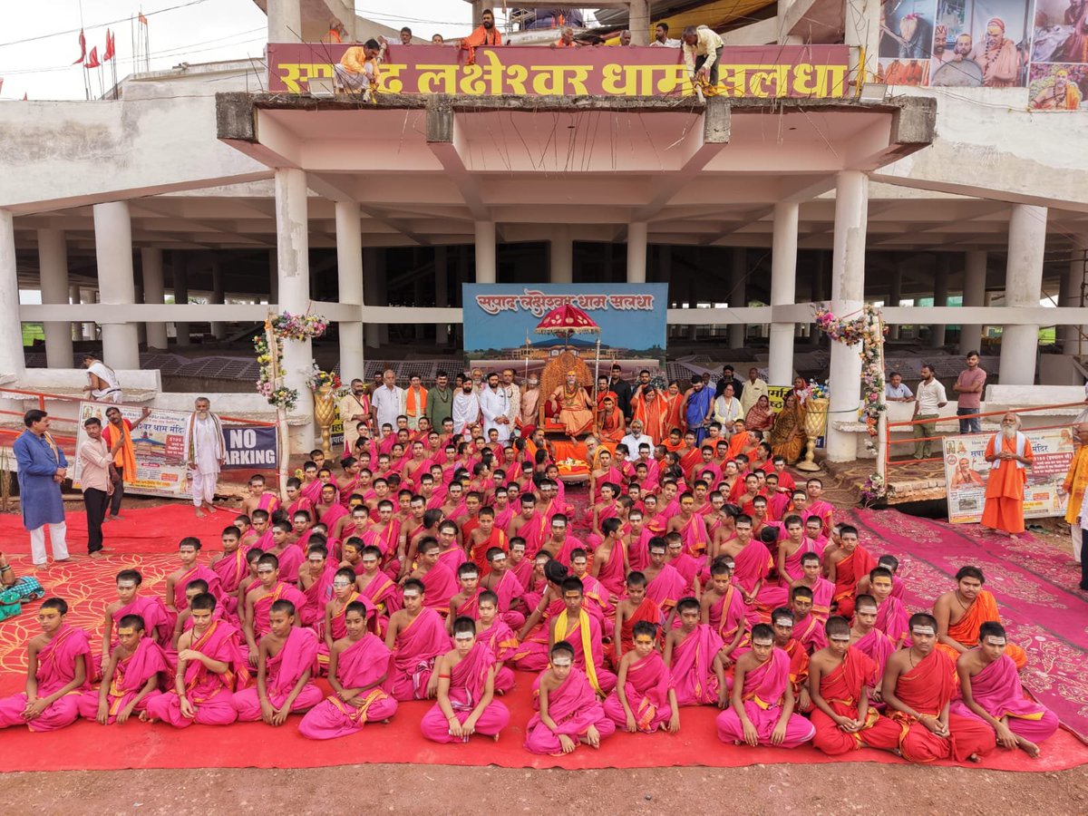 jyotirmathah's tweet photo. #सलधा #चातुर्मास्यव्रत2083 अपने सम्पन्नता की ओर अग्रसर है , #जगद्गुरुकुलम् के सभी छात्रगण आज परमाराध्य परमधर्माधीश उत्तराम्नाय ज्योतिष्पीठाधीश्वर अनन्तश्रीविभूषित जगद्गुरु शंकराचार्य स्वामिश्रीः अविमुक्तेश्वरानंदः सरस्वती '१००८' जी महाराज के पावन सान्निध्य में 🙏

#shankaracharya #Jyotirmath
               https://t.co/6La2ZbRQw2