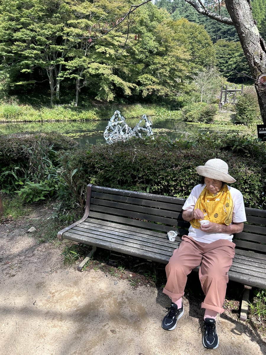 shi_buta's tweet photo. 気候天気共に良く母の調子もいいので朝から久しぶりにドライブ
六甲山高山植物園に行きましたがここ季節は余り咲く花ないようで緑と何かわからないオブジェ？の鑑賞でした

でも母にしては沢山歩きアイス食ってご機嫌だったのでまぁいいかって感じです https://t.co/C3DiaNsuhZ