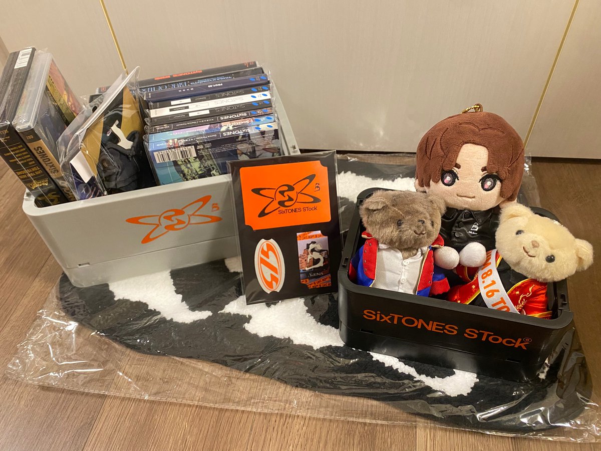 8Mochi5's tweet photo. オンラインで買ったストストグッズが届いて早速色々入れてみた📦💎✨
きょもぬいとくまちゃん組体操みたいになったけど可愛い🫶🏻笑
ステッカーは現地でも買ったから1組BOXに貼ろうかと検討中💡
このまま飾りたいけど物多すぎる我が家に良い置き場が無い😂
諸々片付けて飾り棚買いたい!
#SixTONES_STock https://t.co/t4UmZ25vFm