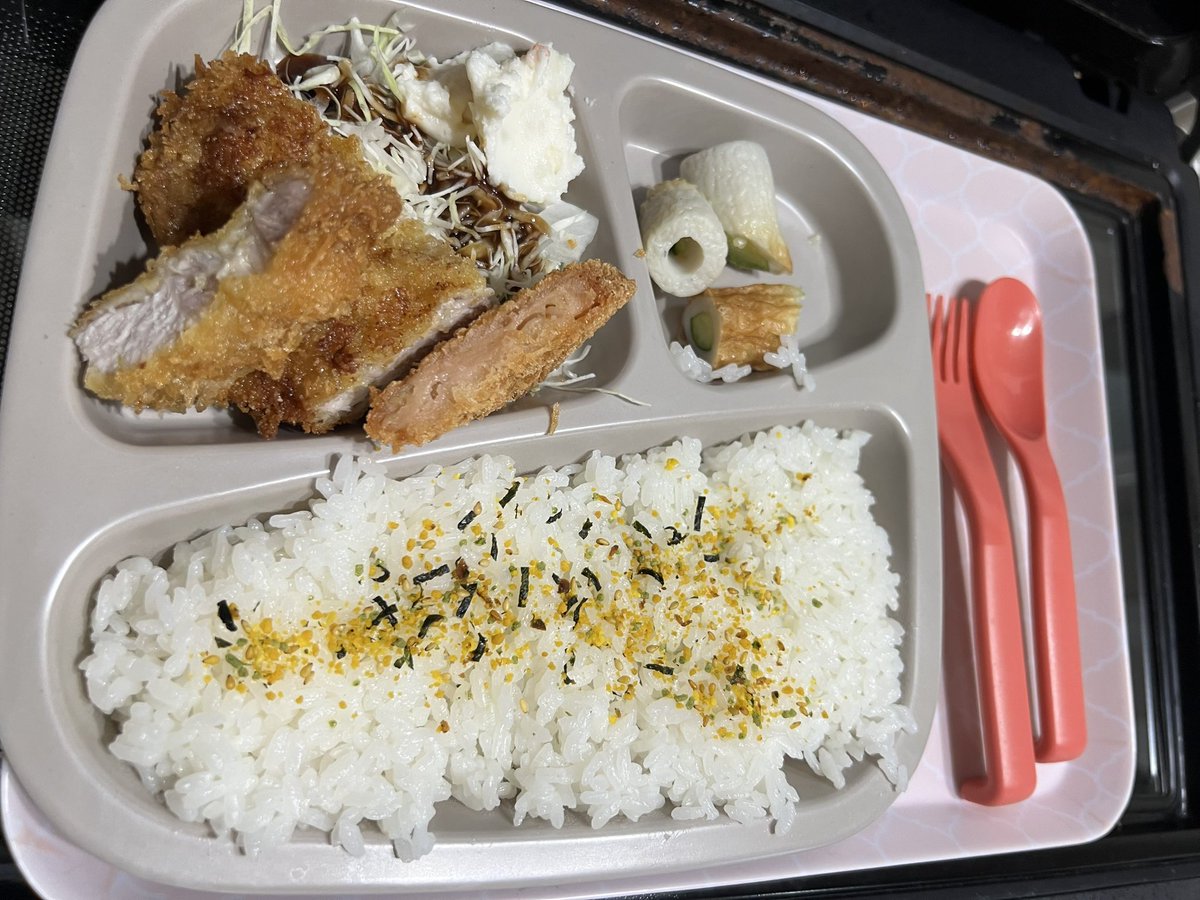 RViHF5SnqB84737's tweet photo. 小2のバンゴハーン‼️
エビカツとトンカツ‼️
緑少なっ‼️

#料理
#晩御飯
#今日の晩御飯
#おうちごはん https://t.co/4mWslI1D5q