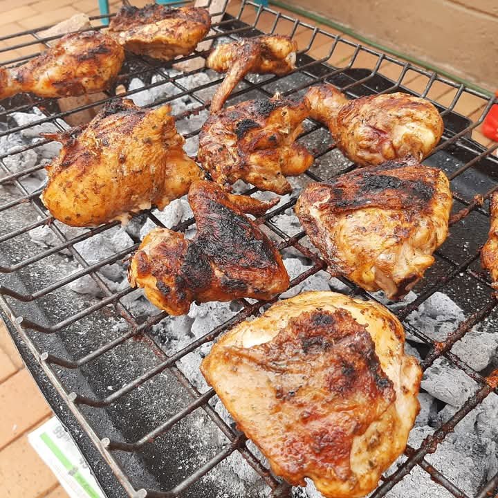 PrimPrim99's tweet photo. @SALITOSBEER_ZA Sizzle on the grid, hot coals, and the crew gathered around. 🇿🇦🔥 Nothing beats a Heritage Day braai, especially paired with a cold SALITOS. 🍗🍻 #HeritageDay #ExpectTheUnexpected @SALITOSBEER_ZA https://t.co/ihlA9895Dw