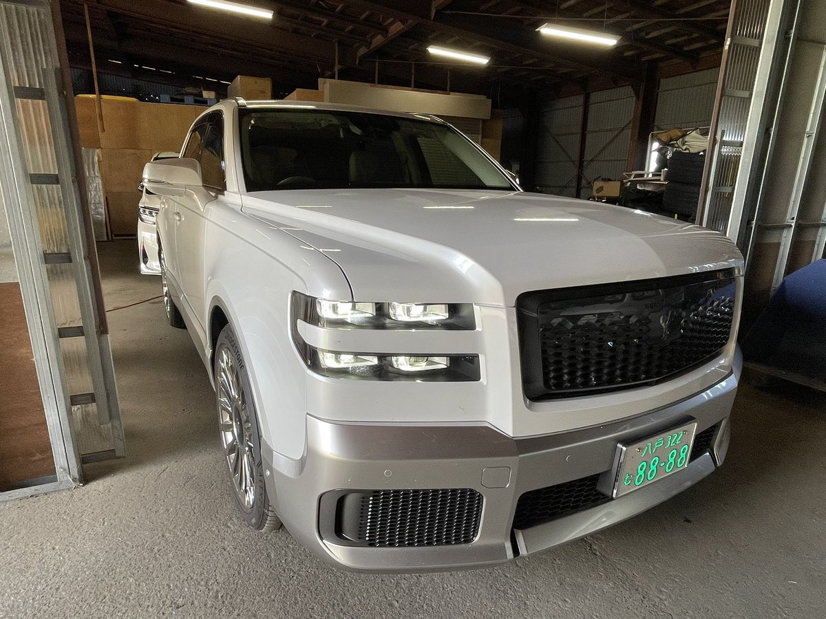 Horirsho's tweet photo. センチュリーSUV ホイールやられました😱
地元のトヨタからの依頼で欲しい方がいて現車が無いので見せてほしいと言われて行ってきました
見るだけが試乗してるし😑
想定してましたがホイールガリガリ😱
トヨタで弁償することで解決しましたけど😑
80代の方なのでセンチュリー買うより免許返納の方が🤣 https://t.co/0ppwcOIDWf