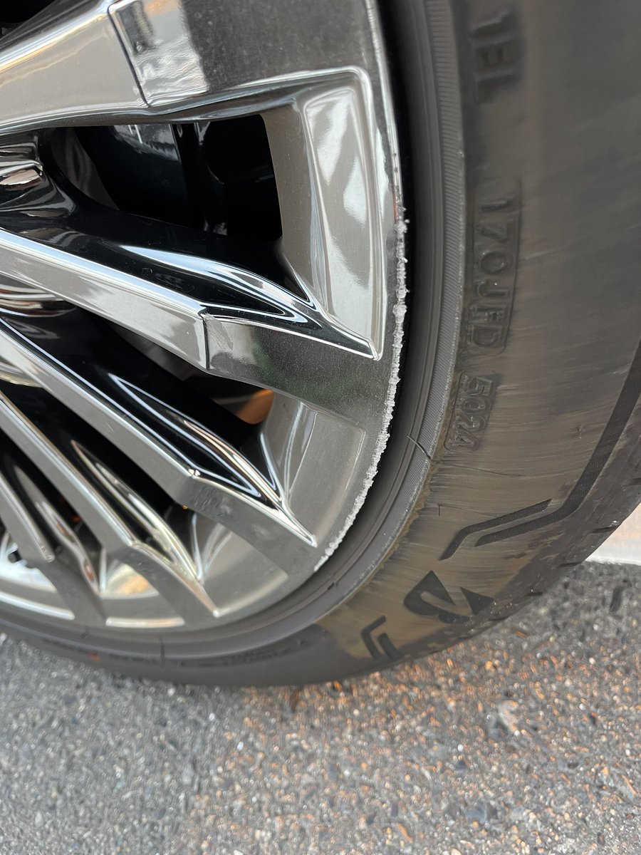 Horirsho's tweet photo. センチュリーSUV ホイールやられました😱
地元のトヨタからの依頼で欲しい方がいて現車が無いので見せてほしいと言われて行ってきました
見るだけが試乗してるし😑
想定してましたがホイールガリガリ😱
トヨタで弁償することで解決しましたけど😑
80代の方なのでセンチュリー買うより免許返納の方が🤣 https://t.co/0ppwcOIDWf