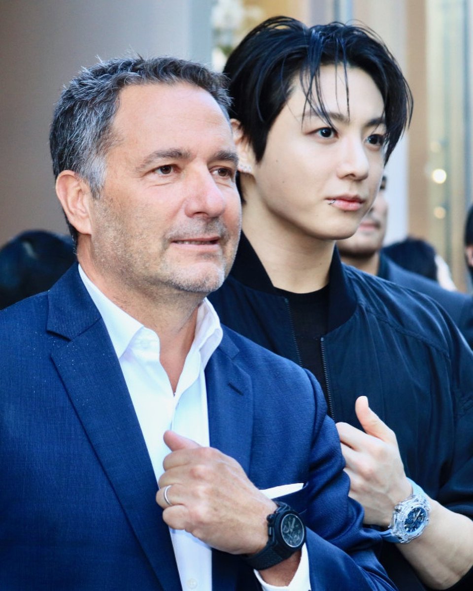 jk_kingkook's tweet photo. 정국이 착용한 Hublot Big Bang Sapphire Sky Blue⌚️의 가격은 $84,300
현재 환율(1달러 ≈ 1,372.44원) 기준으로
약 1억 1,570만 원 💎
전 세계 단 100개 한정 생산된 모델이래!

HUBLOT GLOBAL AMBASSADOR JUNGKOOK 
JUNGKOOK FOR HUBLOT
#JUNGKOOKxHUBLOT
#JUNGKOOKForHUBLOT
#JungKook #정국 https://t.co/RwnrKZDzId