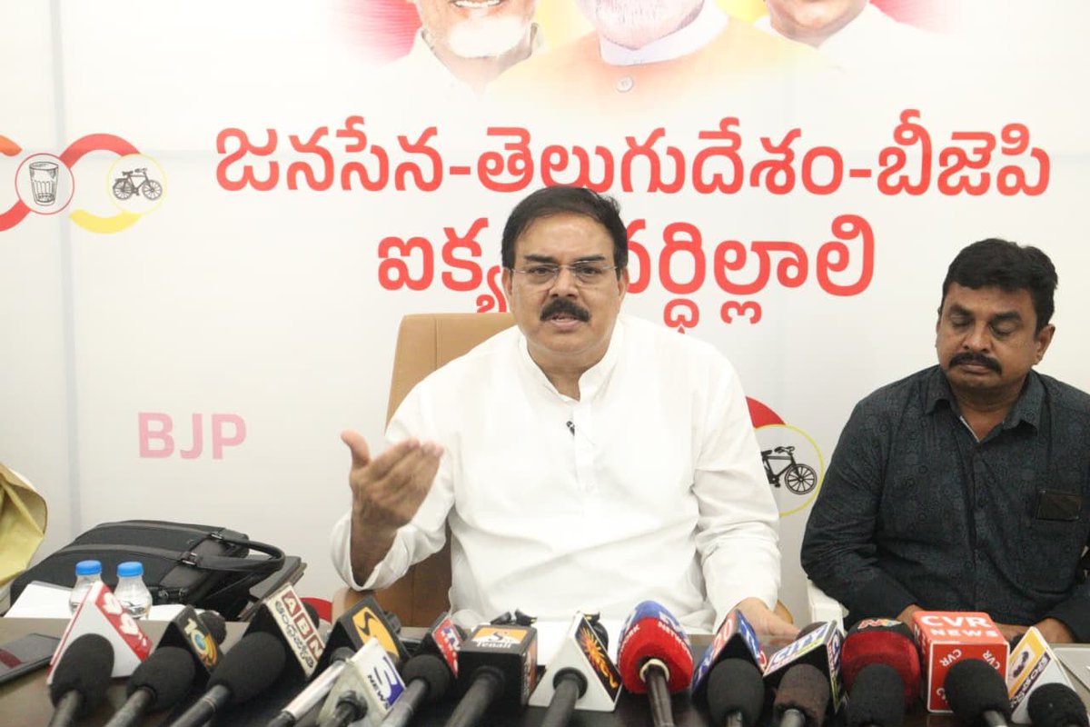 JanaSenaParty's tweet photo. చదువులు చెప్పే గురువులంటే వైసీపీ నాయకుడికి గౌరవం లేదు

* అయిదు జిల్లాల నుంచి అసాంఘిక శక్తులను తీసుకొచ్చి అలజడి సృష్టించారు
* అరాచకం, అవినీతికి రాజమార్గం వేసింది జగనే
* రాష్ట్రంలో శాంతిభద్రతలు లేకుండా అలజడి సృష్టించాలన్నదే వైసీపీ కుట్ర
* వైసీపీ మద్యంతో ప్రజల ప్రాణాలు గాలిలో కలిసిపోయాయి.  
* లిక్కర్ స్కాంలో ఈడీ దూకుడు పెరిగే కొద్దీ వైసీపీ కొత్త నాటకాలు ఆడుతోంది 
* తెనాలిలో మీడియాతో మాట్లాడిన రాష్ట్ర ఆహార, పౌర సరఫరాల శాఖామాత్యులు, జనసేన పార్టీ పీఏసీ ఛైర్మన్ శ్రీ @mnadendla గారు 

‘రాష్ట్రం అల్లకల్లోలంతో నిండిపోవాలి. అభివృద్ది జరగకూడదు, పెట్టుబడులు రాకూడదు. ప్రజల్లో అయోమయం, అభద్రత కొనసాగాలనే దురుద్దేశంతోనే వైసీపీ నాయకుడు, మాజీ ముఖ్యమంత్రి జగన్ తన రాజకీయ వ్యూహాలను అమలు చేస్తున్నట్లు కనిపిస్తోంది. ప్రజాస్వామ్యంలో శాంతియుత నిరసనలకు చోటు ఉంటుంది. అంతేగానీ నాలుగైదు జిల్లాల నుంచి రౌడీషీటర్లు, అసాంఘిక శక్తులను నిరసనలకు తీసుకొచ్చి… పాఠాలు చెప్పే గురువులపై దాడులకు పాల్పడటం అత్యంత హేయం’ అని రాష్ట్ర ఆహార, పౌర సరఫరాల శాఖామాత్యులు, జనసేన పార్టీ పీఏసీ ఛైర్మన్ శ్రీ నాదెండ్ల మనోహర్ గారు అన్నారు. తెనాలిలో గురువారం మీడియా సమావేశంలో ఆయన మాట్లాడారు. 
ఈ సందర్భంగా శ్రీ నాదెండ్ల మనోహర్ గారు మాట్లాడుతూ ‘‘రాష్ట్రంలో అరాచకం, అవినీతికి రాజమార్గం వేసిన వ్యక్తి జగన్. రాష్ట్రంలో అలజడి, అశాంతి, అరాచకం నిండిపోవాలనే ఉద్దేశంతోనే వైసీపీ నిరసనల పేరుతో విధ్వంసం సృష్టిస్తోంది. అసాంఘిక శక్తులను ప్రతిసారి రంగంలోకి దింపి రాష్ట్ర ప్రజలను భయాందోళనలకు గురి చేస్తోంది. 
గురువులంటే వైసీపీ నాయకుడికి ఎప్పుడూ గౌరవం లేదు
కోవిడ్ సమయంలో మద్యం దుకాణాల వద్ద పాఠాలు చెప్పే గురువులను అమ్మకాల కోసం పెట్టిన చరిత్ర వైసీపీ నాయకుడికి ఉంది. చదువులు చెప్పే గురువులంటే వైసీపీ నాయకుడికి ఎప్పుడూ గౌరవం లేదు. డీఎస్సీ విషయంలో సాక్షాత్తూ గౌరవ ముఖ్యమంత్రివర్యులు చర్చకు సిద్ధమని పదేపదే చెబుతున్నా, దాన్ని వైసీపీ నాయకులు వినియోగించుకోకుండా నానాయాగీ చేస్తున్నారు. ఇప్పటికీ ఏపీపీఎస్సీకి, డీఎస్సీకి తేడా తెలియకుండా మాట్లాడుతున్న జగన్ బహిరంగ చర్చకు వస్తే స్వాగతిస్తాం. ప్రజలు తమ సమస్యల పట్ల శాసనసభలో చర్చించాలని ఇచ్చిన అవకాశాన్ని వైసీపీ వినియోగించుకోవడం లేదు. నిత్యం ప్రజల్లో ఓ రకమైన అయోమయం సృష్టించడమే పనిగా వైసీపీ పనిచేస్తోంది. డీఎస్సీ విషయంలో జగన్ అడిగే ప్రతి ప్రశ్నకు తగిన ఆధారాలతో సమాధానం చెప్పేందుకు ప్రభుత్వం సిద్దంగా ఉంది. 
వైసీపీ మద్యం అవినీతికి అంతు లేదు
వైసీపీ హయాంలో జరిగిన మద్యం కుంభకోణం చాలా పెద్దది. అప్పట్లో వైసీపీ అమ్మిన నాసిరకం మద్యం తాగి వేలాది మంది మృత్యువాత పడ్డారు. లక్షలాది మందికి రకరకాల ఆరోగ్య సమస్యలు తలెత్తి నేటికీ బాధపడుతున్నారు. అప్పట్లో రాష్ట్రంలో దొరికే మద్యం అత్యంత నాసిరకంగా ఉండటంతో పక్క రాష్ట్రాలకు వెళ్లి మద్యం తాగే పరిస్థితి ఉండేది. వైసీపీ హయాంలో రూ. 1.30 లక్షల కోట్ల మద్యం అమ్మకాలు జరిగితే, కేవలం రూ. 600 కోట్లకు మాత్రమే డిజిటల్ లావాదేవీలు జరిగాయి. అవినీతికి ఈ విధంగా రాజమార్గం వేసింది వైసీపీ నాయకుడే. కేంద్ర దర్యాప్తు సంస్థలు మద్యం కుంభకోణంలో లోతుగా అవినీతిని తవ్వే కొద్ది వైసీపీ నాయకుల పేర్లు బయటకు వస్తున్నాయి. అంతా కూడబలుక్కొని మద్యం కుంభకోణాన్ని చేశారన్నది దర్యాప్తులో తేలుతోంది. ఈడీ దర్యాప్తు వేగంగా సాగేకొలదీ దాన్ని తప్పుదోవ పట్టించడానికి వైసీపీ రకరకాల నాటకాలు ఆడుతోంది. ప్రజలకు నిజానిజాలు తెలియకుండా డ్రామాలు చేస్తోంది.’’ అన్నారు.
