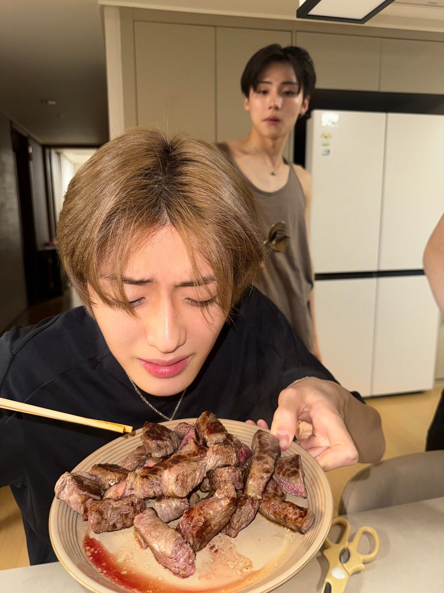 ddoongnyaee's tweet photo. (진지트주의)
리오 명절에 갈 집 없어서 투명인간이랑 카페갔던 시절도 있었는데…… 
이제 추석에 같이 고기도 구워먹고 놀 가족이랑 집이 생겼어ㅠㅠㅠㅠㅠㅠㅠㅠㅠㅠ 진짜눈물나(실제로우는중) https://t.co/4aoYhQPG4h