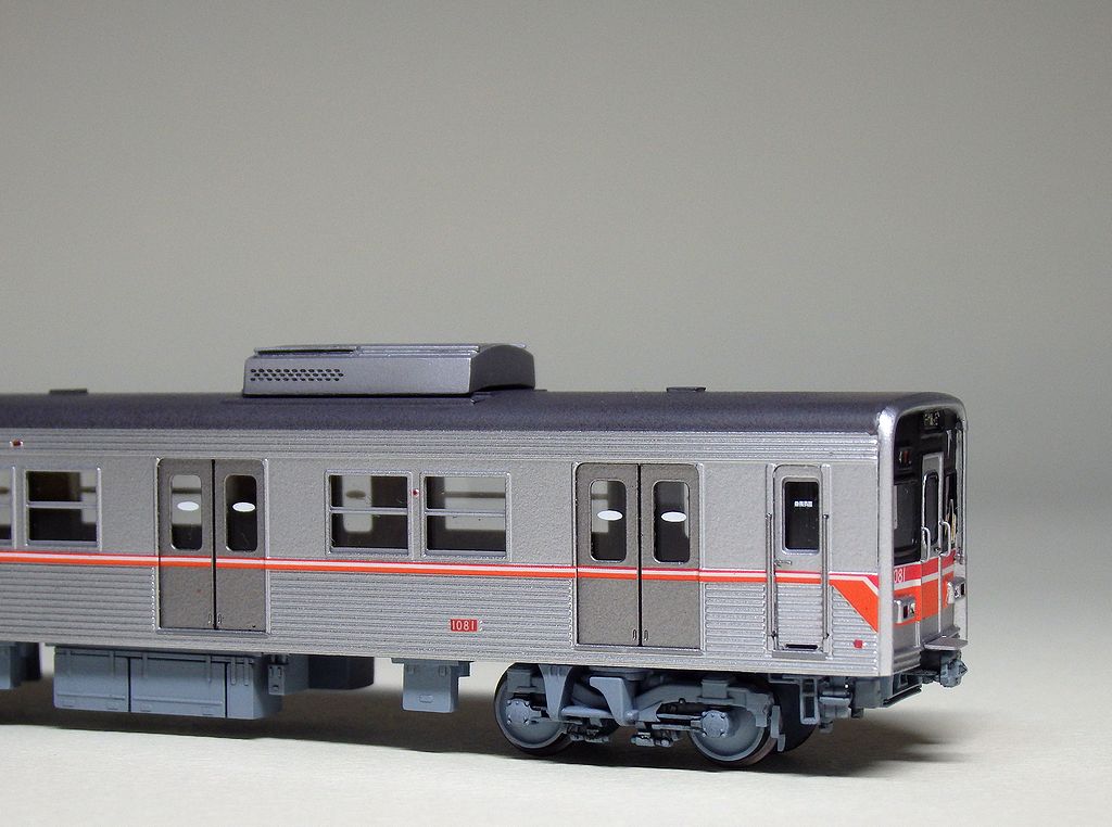obakyu145's tweet photo. 今年の工作初めに選んだ東葉高速1000が竣工しました。専用クーラーは型崩れが手に負えなかったので、幾らかマシな営団5000用で代用した次第。 https://t.co/Zn3UE5MCUI