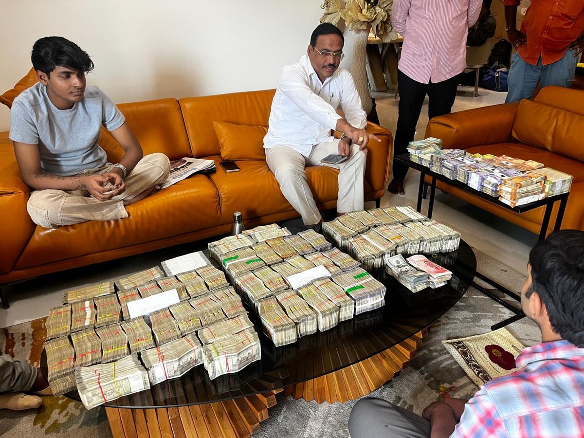 AapannaHastham's tweet photo. బినామీలకు, బినామీలు అంటా...అయ్యో.!!

అసలు ఏం జరుగుతుంది రా తెలంగాణనల!! 

ఇప్పటికే హరీష్ రావు బినామీ భీమ్ రెడ్డి 300 కోట్ల అక్రమ ఆస్తులతోటి ACB కి దొరికిండు!!

ఇప్పుడు భీమ్ రెడ్డి బినామీలను 8 మందిని బయటవెట్టింది ఏసీబీ!!

ఎవడి ఇంటికిపోయిన, ఏ లాకర్ తెరిచిన నోట్ల కట్టలే!!

బినామీలకు, బినామీలే ఇంత సంపాదిస్తే మరి హార్స్ రావు ఎంత ఎన్కేశిండో!!