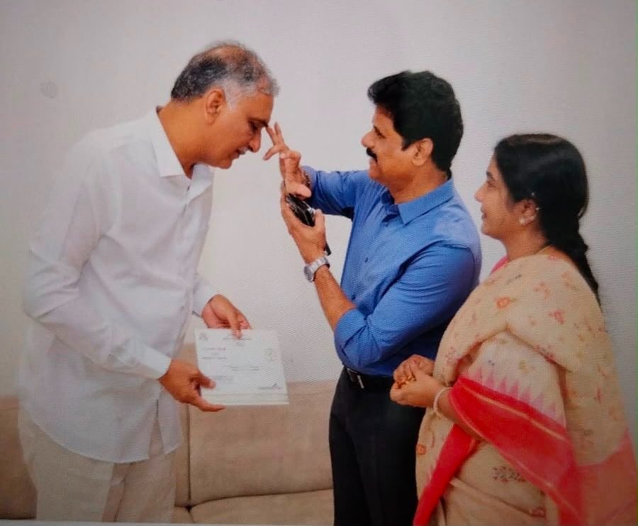 AapannaHastham's tweet photo. బినామీలకు, బినామీలు అంటా...అయ్యో.!!

అసలు ఏం జరుగుతుంది రా తెలంగాణనల!! 

ఇప్పటికే హరీష్ రావు బినామీ భీమ్ రెడ్డి 300 కోట్ల అక్రమ ఆస్తులతోటి ACB కి దొరికిండు!!

ఇప్పుడు భీమ్ రెడ్డి బినామీలను 8 మందిని బయటవెట్టింది ఏసీబీ!!

ఎవడి ఇంటికిపోయిన, ఏ లాకర్ తెరిచిన నోట్ల కట్టలే!!

బినామీలకు, బినామీలే ఇంత సంపాదిస్తే మరి హార్స్ రావు ఎంత ఎన్కేశిండో!!