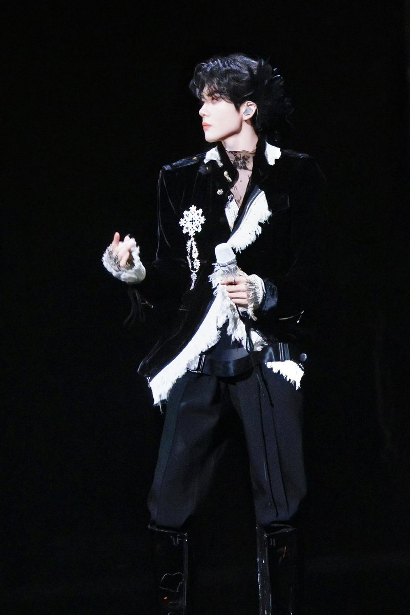 Shurnxi's tweet photo. the black swan falls into the night, its wings sweeping across the stage. romance begins to lose its boundaries, and the story of a kiss begins. https://t.co/dxBtu3XXky
