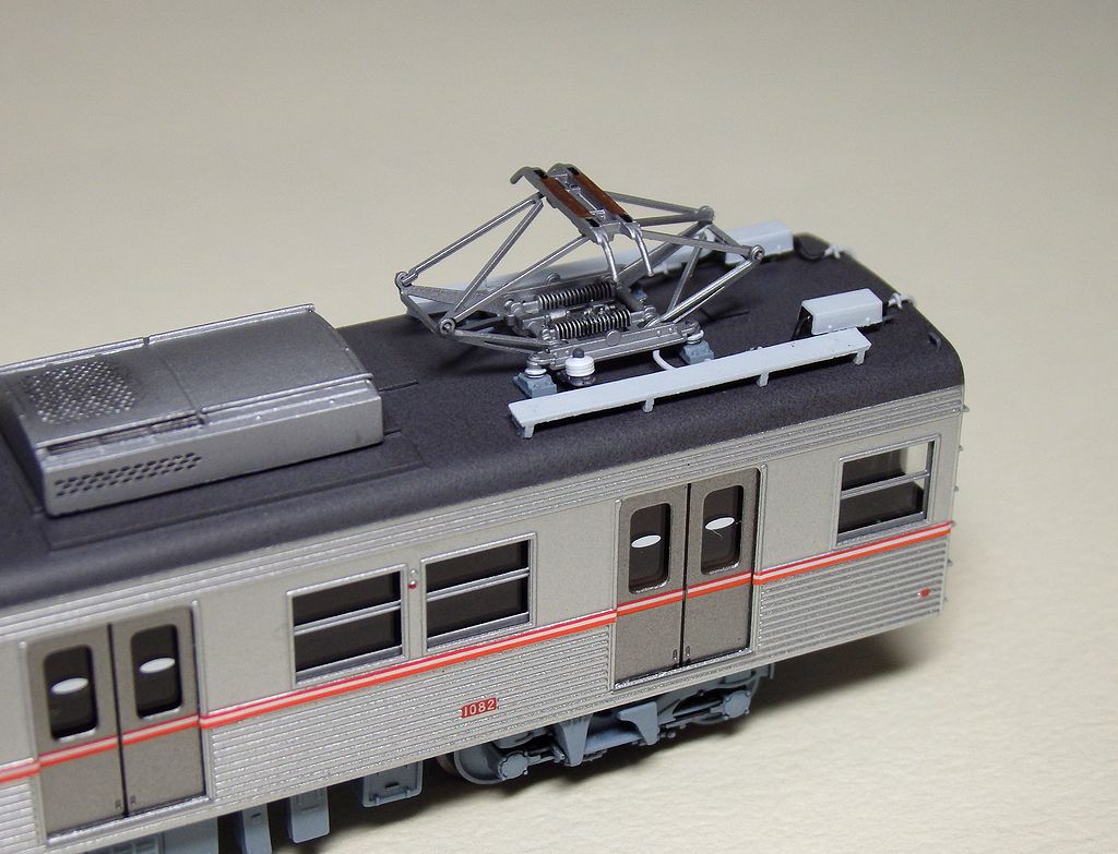 obakyu145's tweet photo. 今年の工作初めに選んだ東葉高速1000が竣工しました。専用クーラーは型崩れが手に負えなかったので、幾らかマシな営団5000用で代用した次第。 https://t.co/Zn3UE5MCUI