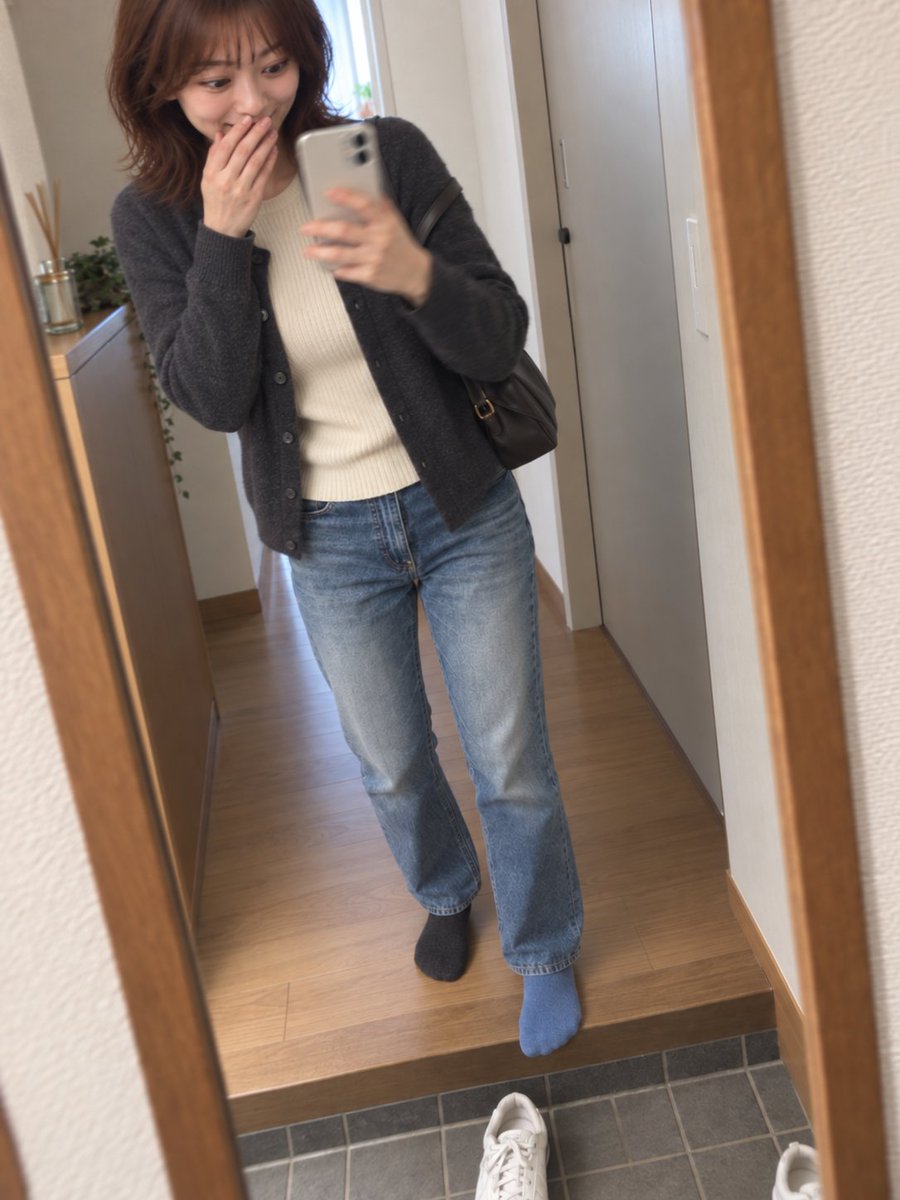 kaekaedesae's tweet photo. 急いで出ようとして、玄関で靴下が左右違うのに気づいた😂
履き替えてから行ってきます。 https://t.co/M4m8Hj8mUm