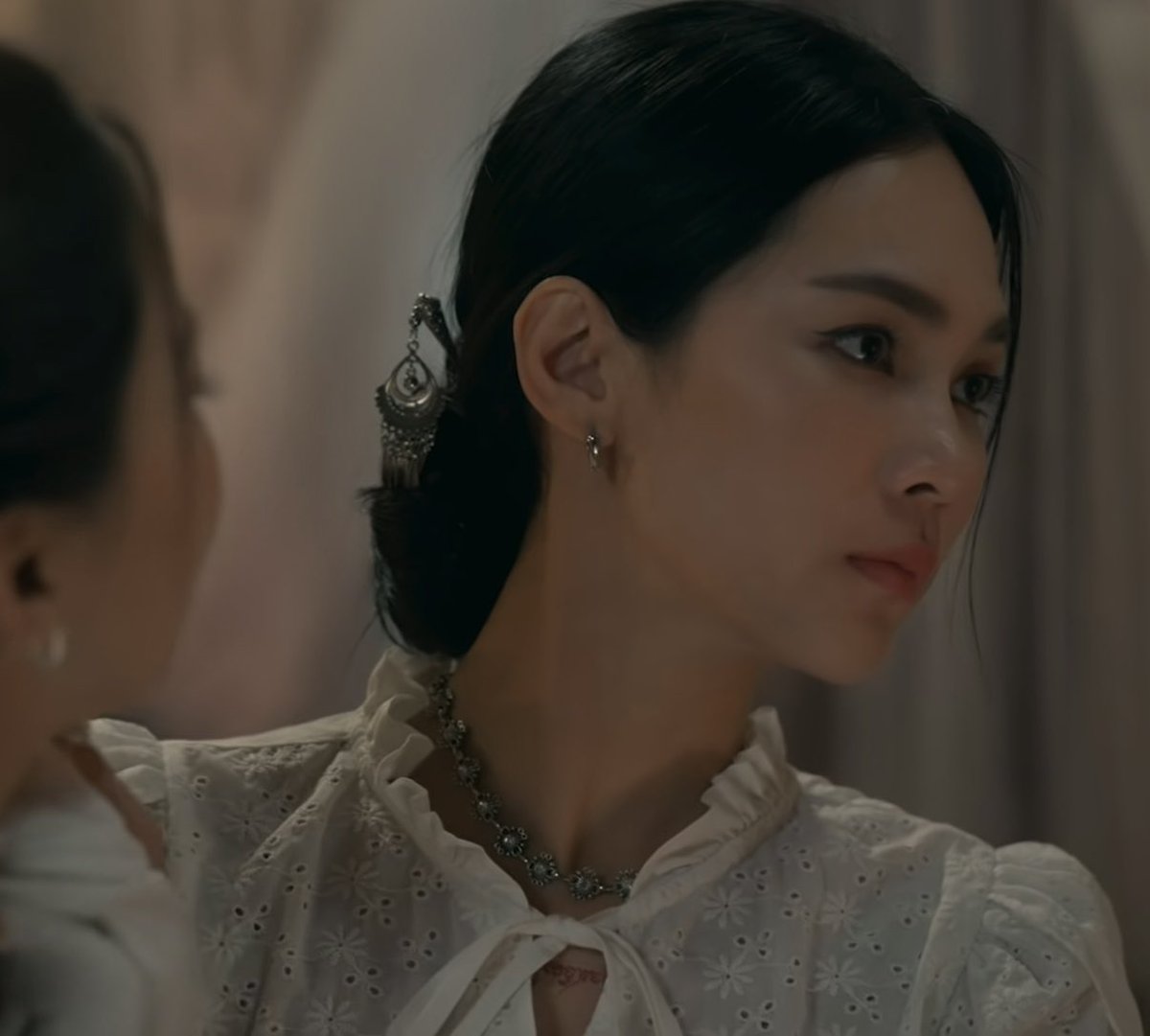 tinychen0909's tweet photo. I’ve watched ep3 the third time and it’s still being one of my fav scenes, Mae’s reaction is just exactly like a wife dealing with her drunk husband!!! It’s so REAL 🫪

#bintsireethorn
#khomkhlangtheseries https://t.co/2oywukL6Ka