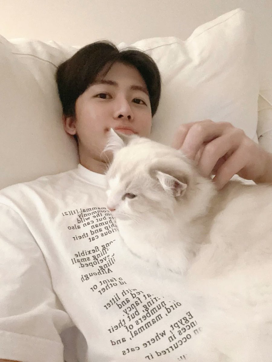 augustjaemie's tweet photo. the “thank God you’re not a photocard” type of selfie https://t.co/oZeeHPpvH2