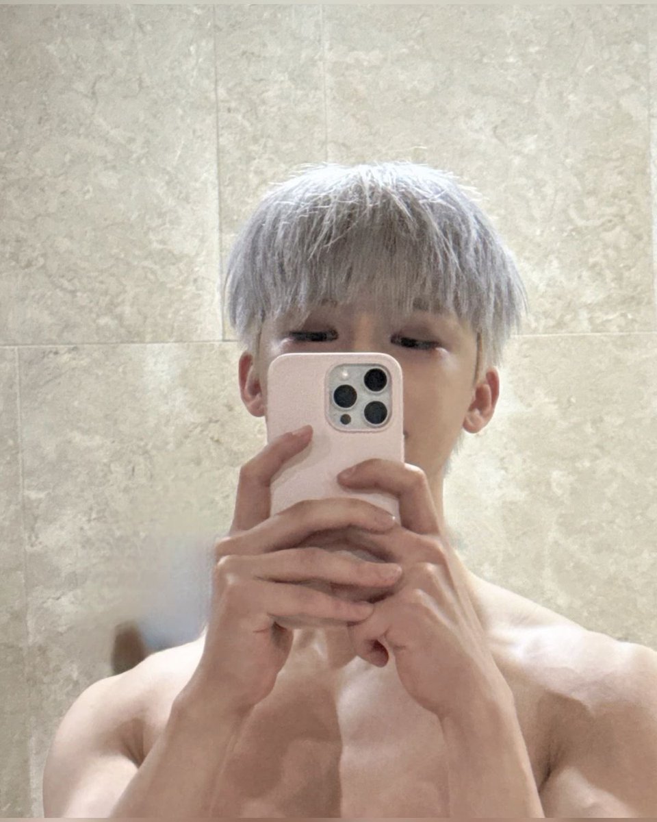 augustjaemie's tweet photo. the “thank God you’re not a photocard” type of selfie https://t.co/oZeeHPpvH2