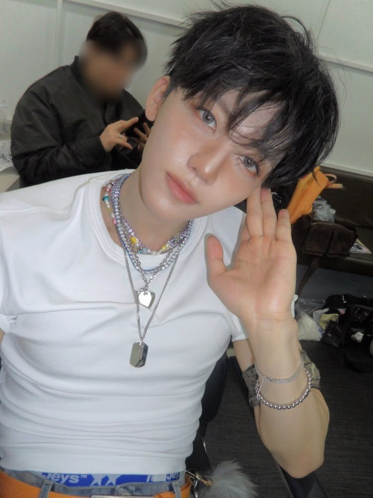 augustjaemie's tweet photo. the “thank God you’re not a photocard” type of selfie https://t.co/oZeeHPpvH2