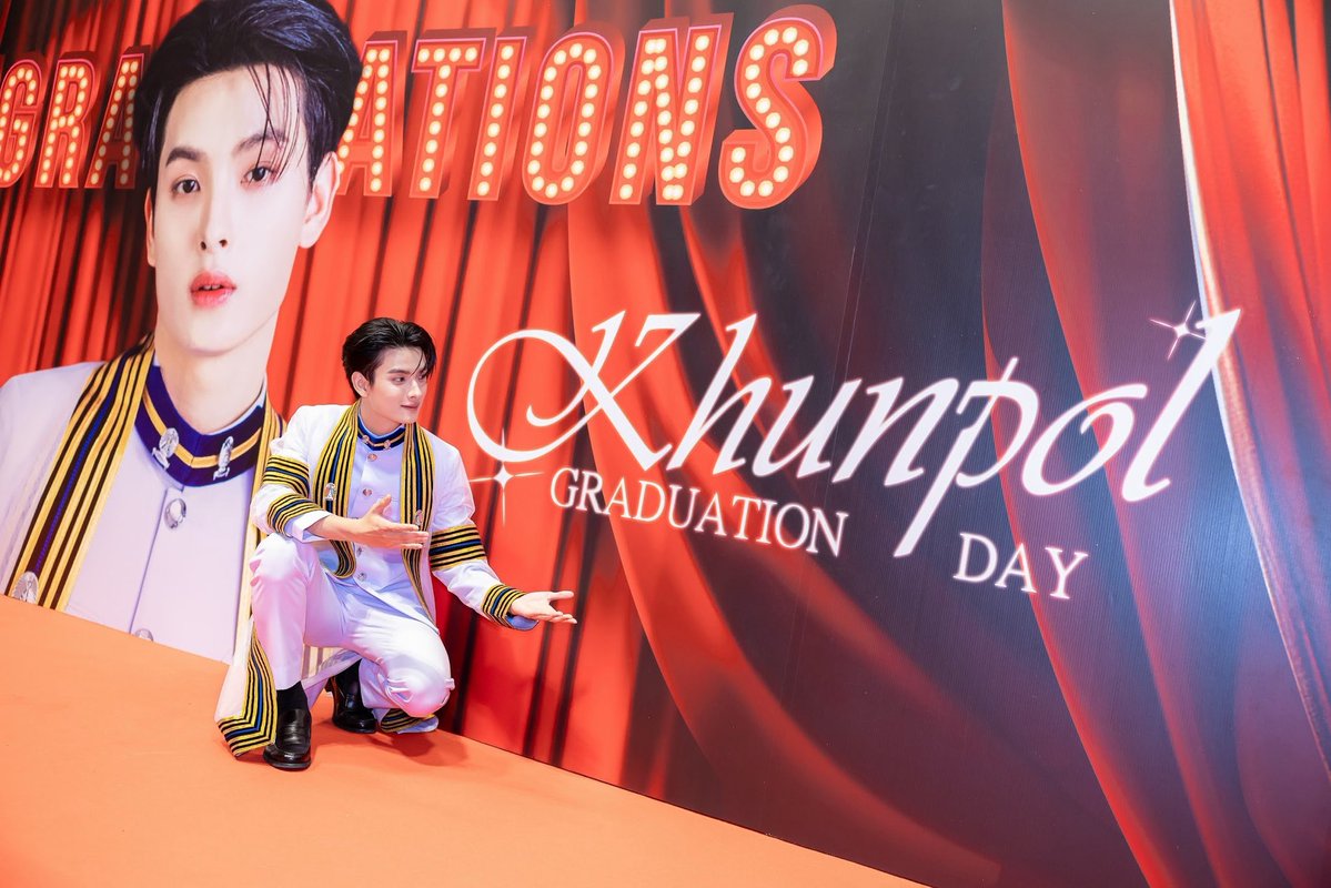 khunpolkingdom's tweet photo. [𝑹𝒆𝒄𝒂𝒑] #KHUNPOLGraduationDay (10) 

𝑲𝑯𝑼𝑵𝑷𝑶𝑳 𝒘𝒊𝒕𝒉 𝑲𝑯𝑼𝑵𝑷𝑶𝑳'𝒔 𝑩𝒂𝒄𝒌𝒅𝒓𝒐𝒑

CONGRATS BUNDIT KHUNPOL

#KHUNPOL https://t.co/URGCEVoGcz