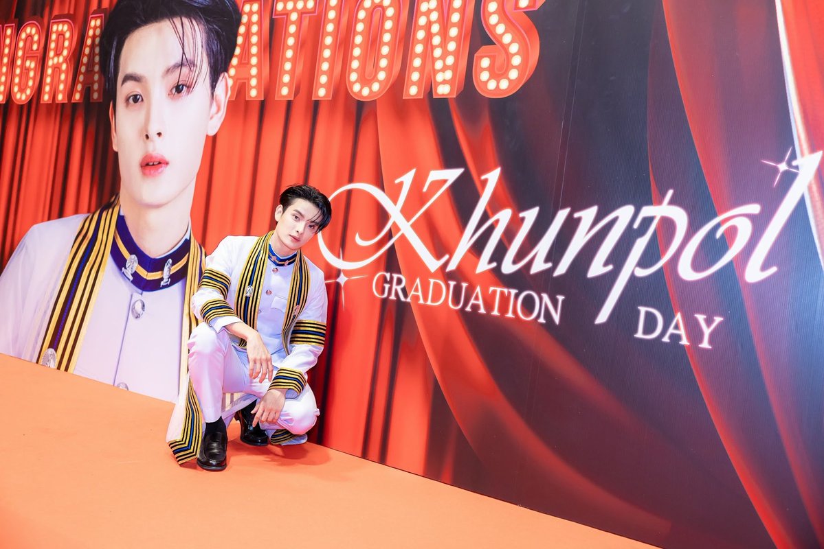 khunpolkingdom's tweet photo. [𝑹𝒆𝒄𝒂𝒑] #KHUNPOLGraduationDay (10) 

𝑲𝑯𝑼𝑵𝑷𝑶𝑳 𝒘𝒊𝒕𝒉 𝑲𝑯𝑼𝑵𝑷𝑶𝑳'𝒔 𝑩𝒂𝒄𝒌𝒅𝒓𝒐𝒑

CONGRATS BUNDIT KHUNPOL

#KHUNPOL https://t.co/URGCEVoGcz