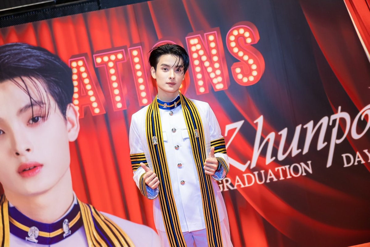 khunpolkingdom's tweet photo. [𝑹𝒆𝒄𝒂𝒑] #KHUNPOLGraduationDay (10) 

𝑲𝑯𝑼𝑵𝑷𝑶𝑳 𝒘𝒊𝒕𝒉 𝑲𝑯𝑼𝑵𝑷𝑶𝑳'𝒔 𝑩𝒂𝒄𝒌𝒅𝒓𝒐𝒑

CONGRATS BUNDIT KHUNPOL

#KHUNPOL https://t.co/URGCEVoGcz