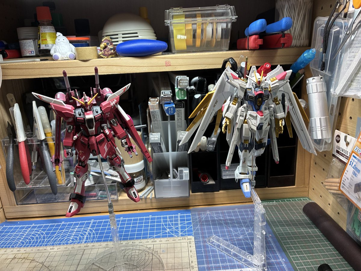 JyonPura's tweet photo. 今日はガンキャノンの製作をお休みして、先日のポストした時に使ったマイティーストライクフリーダムとインジャ弐式の撮影のやり直し📷✨
完成した時はUVライトを持ってなかったので🤭
ポージング苦手っス😅
#ガンプラ #SEEDFREEDOM 
#マイティーストライクフリーダム
#インフィニットジャスティス弐式 https://t.co/pEHmEPjdO3