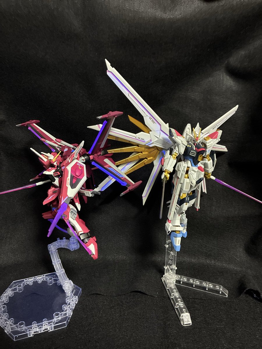 JyonPura's tweet photo. 今日はガンキャノンの製作をお休みして、先日のポストした時に使ったマイティーストライクフリーダムとインジャ弐式の撮影のやり直し📷✨
完成した時はUVライトを持ってなかったので🤭
ポージング苦手っス😅
#ガンプラ #SEEDFREEDOM 
#マイティーストライクフリーダム
#インフィニットジャスティス弐式 https://t.co/pEHmEPjdO3