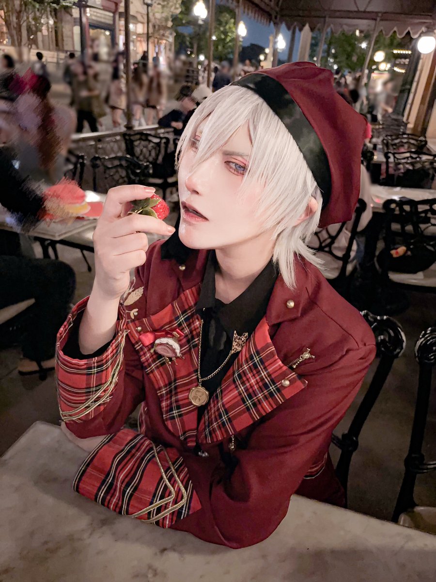 s_kr3_3's tweet photo. ※Dハロ仮装
※衣装壊れて一部ないです
今日は自作のボンボニエールのシルバーでインパしました🍓 https://t.co/N2T0e9pggq