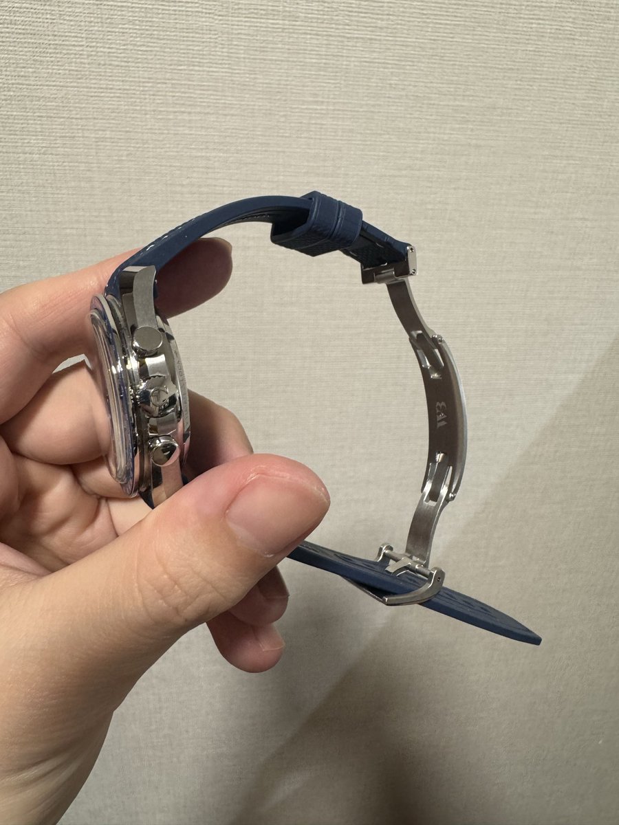 APmurabito's tweet photo. ラグとケースの隙間を埋めてくれるスヌーピー用のラバーストラップで理想のものがやっと���つかった。。Dバックルだし、ラバーの質感も気持ち良いし、かなり満足！
#wristbuddys https://t.co/w7y2FfQ29Z