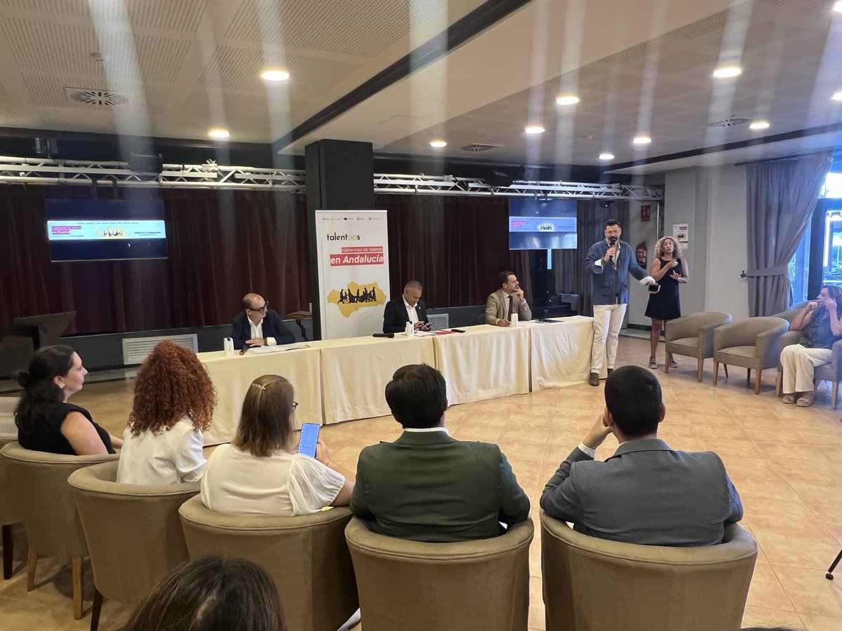 foehuelva's tweet photo. El talento no entiende de etiquetas 🌟
Hoy hemos participado en #HablemosDeTalento, donde hemos destacado que contratar a personas con discapacidad enriquece los equipos, abre nuevas perspectivas y fortalece a las empresas. 🤝
#FOE #TalentoInclusivo #InclusiónLaboral https://t.co/jM1YDX9Lul