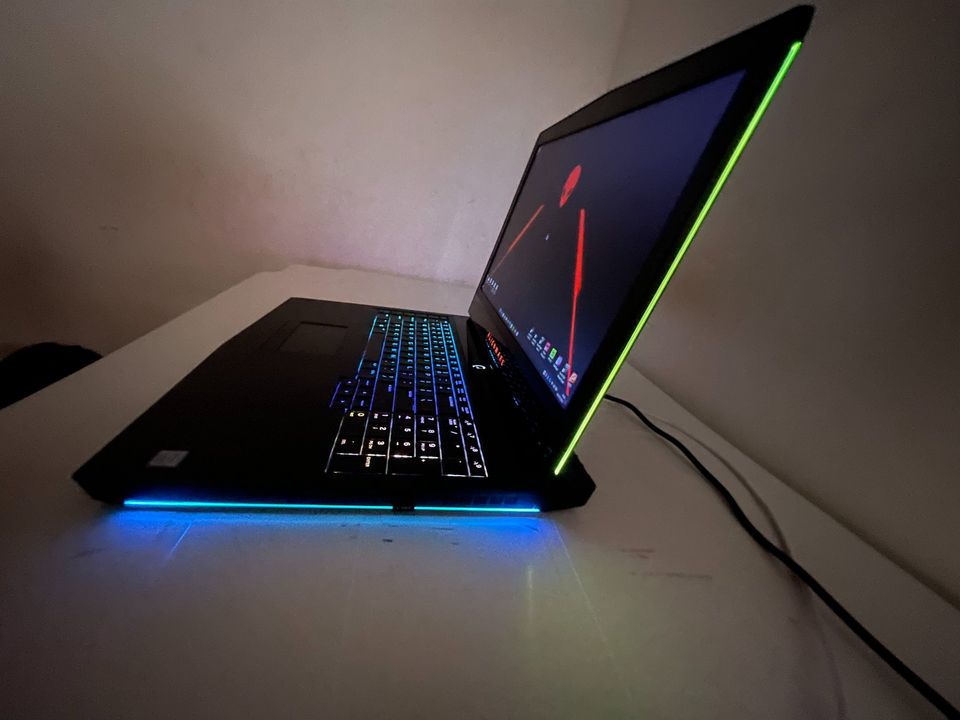 iamcaiov's tweet photo. @Draicker13 "não julgue o livro pela capa" diz muito sobre o setup, acho que todo gamer já teve seu momento de LUZINHAS, mas com o tempo, cansa... eu sou do notebook, antes tinha um com RGB até na ponta do carregador, hoje em dia só altero as cores do teclado e olhe lá https://t.co/fNRkoORcJV