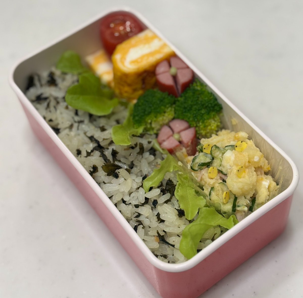 OutputFeri's tweet photo. 今日のお弁当。
中2娘、1人分。

高2息子以外は連休が明けました。
娘1人分となると、手抜き感満載です😅

#お弁当
#女子中学生 https://t.co/jDfHbmFATg