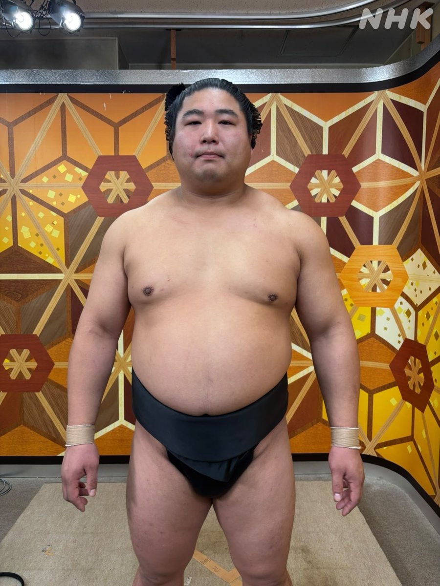 NhkSumo's tweet photo. #若元春 4場所ぶりの勝ち越し👏

今場所 戻ってきた力強い相撲！
左四つに組んで調子を上げているという
秋場所の相撲はこちらからご覧いただけます↓
https://t.co/Zc5CCmRbCS
（各日の「取組動画・結果・おすすめ動画へ」から
「本日の幕内取組動画」をクリックしてください）

久々の勝ち越しインタビューはこちら🎤
https://t.co/m6Jm0oy6zJ