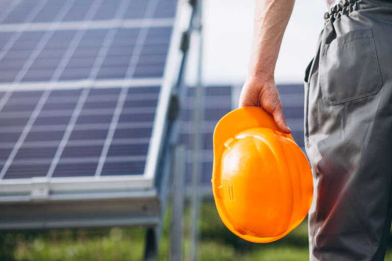 pvmagazineusa's tweet photo. Nearly 37,000 clean energy jobs lost in 2025, E2 reports https://t.co/AZnx39dXUL #SolarEnergy #USEnergy #EnergyStorage https://t.co/RHTWGaLLjS