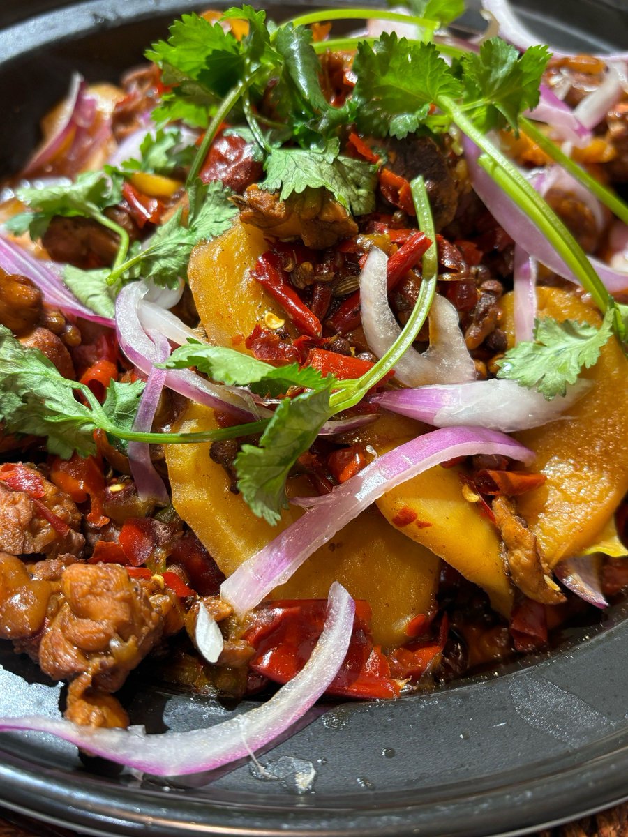 zfantakid's tweet photo. The chef’s sauce had a slight zi (spicy) and zhuo (hot) tinge, as a photo captured the vivid, sizzling dish right before serving.， https://t.co/fz7pWsPNAO