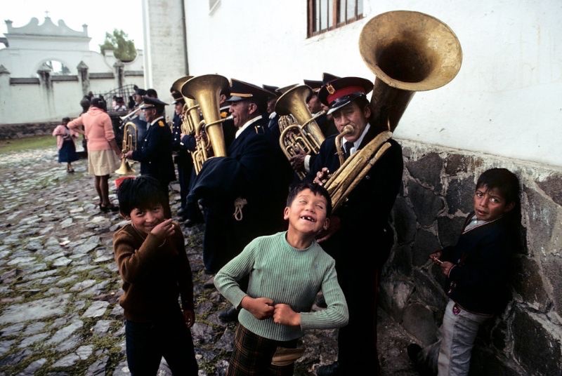 eyeonaxis's tweet photo. While other photographers where looking to postcard historic places, or to photograph stereotypical views of Latin America, Marcelo Montecino was exploring the margins of Quito and capturing the raw textures and moments from the streets. 

Ecuador, 1970-80s https://t.co/7mu4BtNZP4