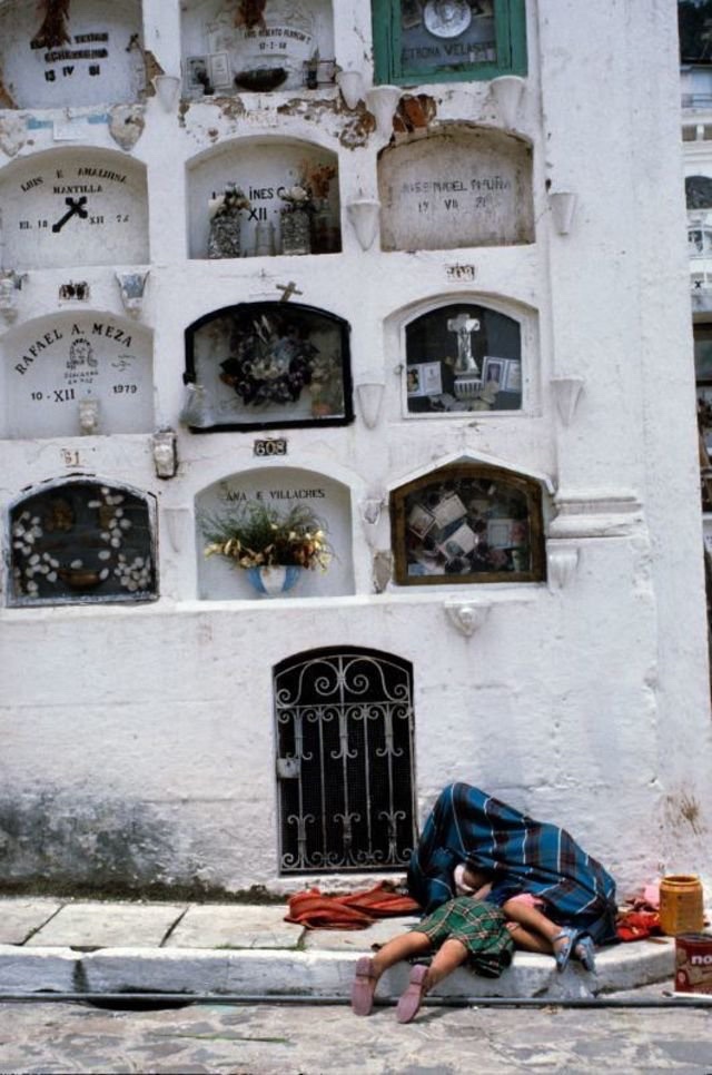 eyeonaxis's tweet photo. While other photographers where looking to postcard historic places, or to photograph stereotypical views of Latin America, Marcelo Montecino was exploring the margins of Quito and capturing the raw textures and moments from the streets. 

Ecuador, 1970-80s https://t.co/7mu4BtNZP4